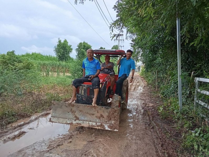 เทศบาลตำบลปักธงชัยออกช่วยเหลือผู้ได้รับความเดือดร้อนจากเหตุน้ำท่วมขังระบายไม่ทัน บ้านขอนขว้าง ม. 9 และ บ้านโรงนา ม.5 ต.เมืองปัก