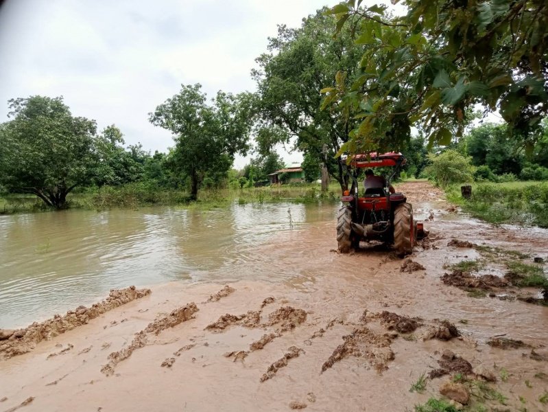 เทศบาลตำบลปักธงชัยออกช่วยเหลือผู้ได้รับความเดือดร้อนจากเหตุน้ำท่วมขังระบายไม่ทัน บ้านขอนขว้าง ม. 9 และ บ้านโรงนา ม.5 ต.เมืองปัก