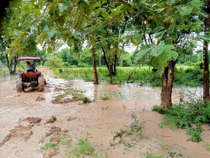 เทศบาลตำบลปักธงชัยออกช่วยเหลือผู้ได้รับความเดือดร้อนจากเหตุน้ำท่วมขังระบายไม่ทัน บ้านขอนขว้าง ม. 9 และ บ้านโรงนา ม.5 ต.เมืองปัก