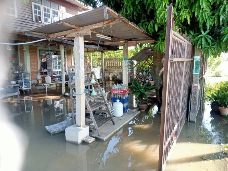 เทศบาลตำบลปักธงชัยออกช่วยเหลือผู้ได้รับความเดือดร้อนจากเหตุน้ำท่วมขังระบายไม่ทัน บ้านขอนขว้าง ม. 9 และ บ้านโรงนา ม.5 ต.เมืองปัก