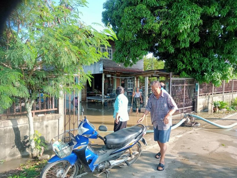 เทศบาลตำบลปักธงชัยออกช่วยเหลือผู้ได้รับความเดือดร้อนจากเหตุน้ำท่วมขังระบายไม่ทัน บ้านขอนขว้าง ม. 9 และ บ้านโรงนา ม.5 ต.เมืองปัก