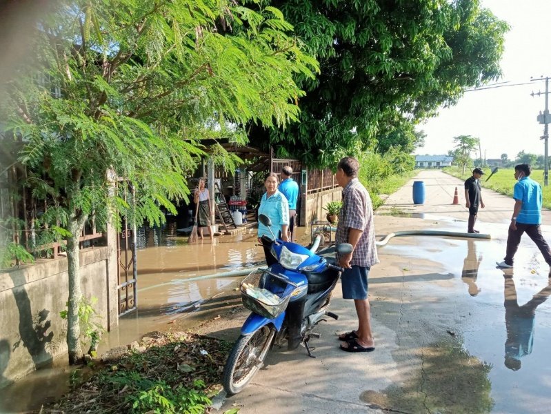 เทศบาลตำบลปักธงชัยออกช่วยเหลือผู้ได้รับความเดือดร้อนจากเหตุน้ำท่วมขังระบายไม่ทัน บ้านขอนขว้าง ม. 9 และ บ้านโรงนา ม.5 ต.เมืองปัก