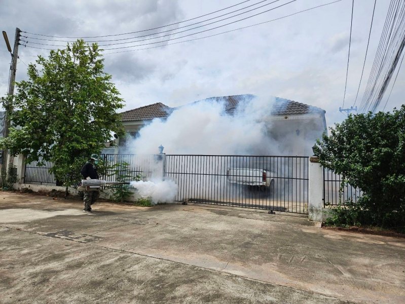 กองสาธารณสุขและสิ่งแวดล้อม เทศบาลตำบลปักธงชัย ออกพ่นหมอกควัน เพื่อกำจัดยุงลายพาหะนำโรคไข้เลือดออกให้กับประชาชนในพื้นที่