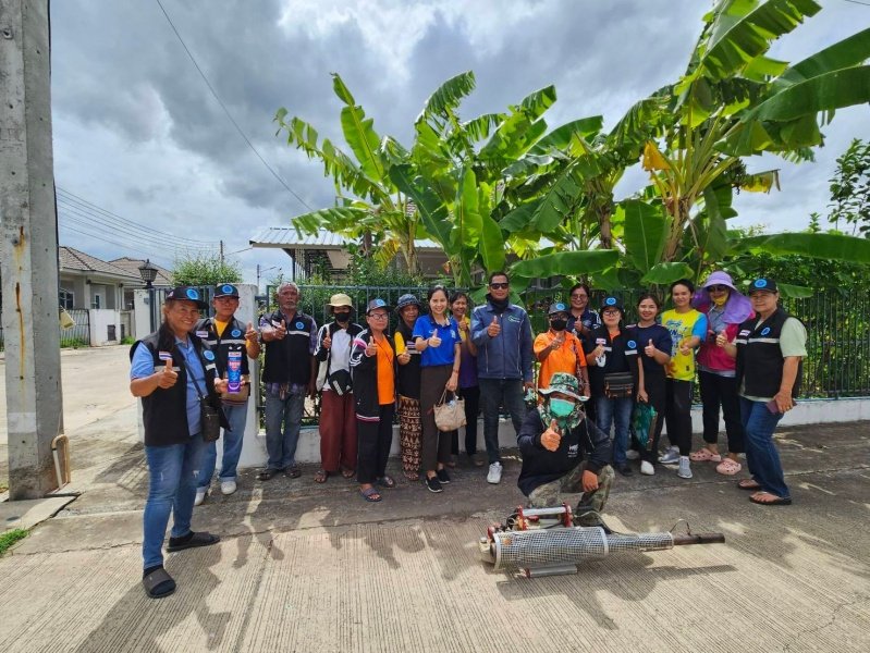 กองสาธารณสุขและสิ่งแวดล้อม เทศบาลตำบลปักธงชัย ออกพ่นหมอกควัน เพื่อกำจัดยุงลายพาหะนำโรคไข้เลือดออกให้กับประชาชนในพื้นที่