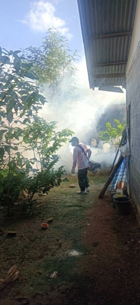 กองสาธารณสุขและสิ่งแวดล้อม เทศบาลตำบลปักธงชัย ออกพ่นหมอกควัน เพื่อกำจัดยุงลายพาหะนำโรคไข้เลือดออกให้กับประชาชนในพื้นที่