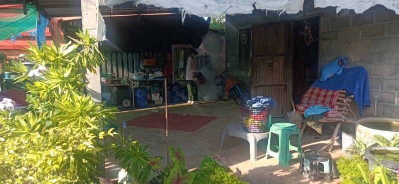 กองสาธารณสุขและสิ่งแวดล้อม เทศบาลตำบลปักธงชัย ออกพ่นหมอกควัน เพื่อกำจัดยุงลายพาหะนำโรคไข้เลือดออกให้กับประชาชนในพื้นที่