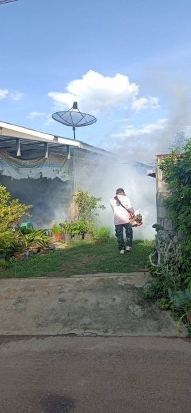 กองสาธารณสุขและสิ่งแวดล้อม เทศบาลตำบลปักธงชัย ออกพ่นหมอกควัน เพื่อกำจัดยุงลายพาหะนำโรคไข้เลือดออกให้กับประชาชนในพื้นที่