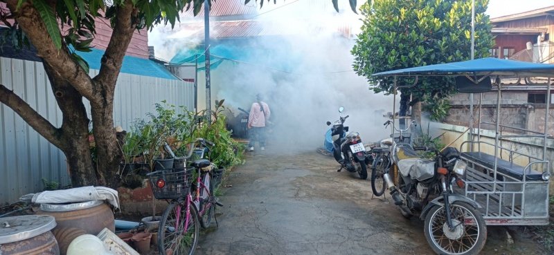 กองสาธารณสุขและสิ่งแวดล้อม เทศบาลตำบลปักธงชัย ออกพ่นหมอกควัน เพื่อกำจัดยุงลายพาหะนำโรคไข้เลือดออกให้กับประชาชนในพื้นที่