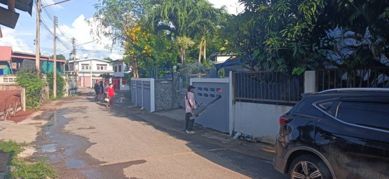 กองสาธารณสุขและสิ่งแวดล้อม เทศบาลตำบลปักธงชัย ออกพ่นหมอกควัน เพื่อกำจัดยุงลายพาหะนำโรคไข้เลือดออกให้กับประชาชนในพื้นที่
