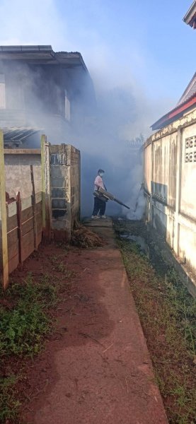 กองสาธารณสุขและสิ่งแวดล้อม เทศบาลตำบลปักธงชัย ออกพ่นหมอกควัน เพื่อกำจัดยุงลายพาหะนำโรคไข้เลือดออกให้กับประชาชนในพื้นที่