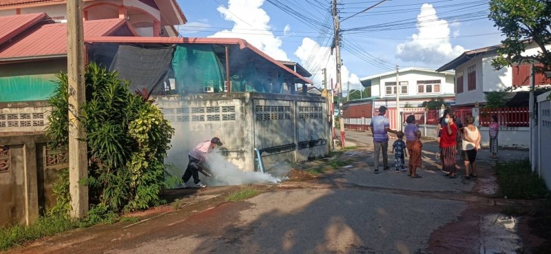 กองสาธารณสุขและสิ่งแวดล้อม เทศบาลตำบลปักธงชัย ออกพ่นหมอกควัน เพื่อกำจัดยุงลายพาหะนำโรคไข้เลือดออกให้กับประชาชนในพื้นที่