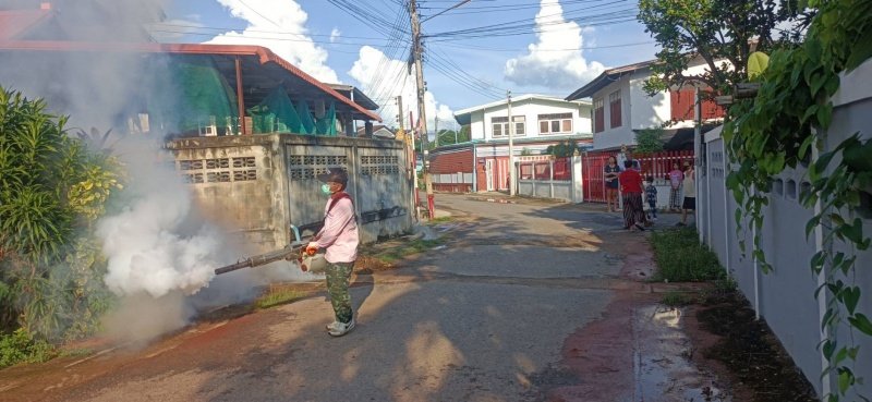 กองสาธารณสุขและสิ่งแวดล้อม เทศบาลตำบลปักธงชัย ออกพ่นหมอกควัน เพื่อกำจัดยุงลายพาหะนำโรคไข้เลือดออกให้กับประชาชนในพื้นที่