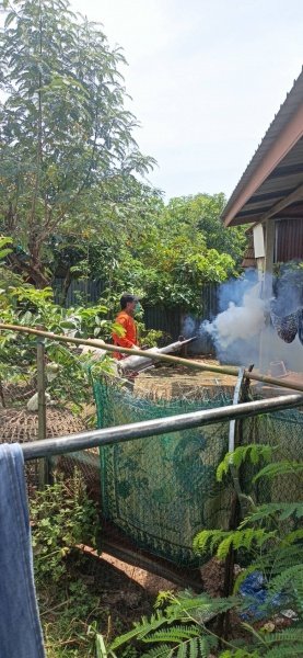 กองสาธารณสุขและสิ่งแวดล้อม เทศบาลตำบลปักธงชัย ออกพ่นหมอกควัน เพื่อกำจัดยุงลายพาหะนำโรคไข้เลือดออกให้กับประชาชนในพื้นที่