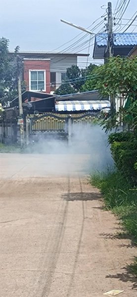 กองสาธารณสุขและสิ่งแวดล้อม เทศบาลตำบลปักธงชัย ออกพ่นหมอกควัน เพื่อกำจัดยุงลายพาหะนำโรคไข้เลือดออกให้กับประชาชนในพื้นที่