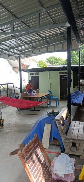 กองสาธารณสุขและสิ่งแวดล้อม เทศบาลตำบลปักธงชัย ออกพ่นหมอกควัน เพื่อกำจัดยุงลายพาหะนำโรคไข้เลือดออกให้กับประชาชนในพื้นที่