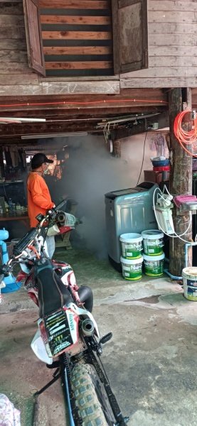 กองสาธารณสุขและสิ่งแวดล้อม เทศบาลตำบลปักธงชัย ออกพ่นหมอกควัน เพื่อกำจัดยุงลายพาหะนำโรคไข้เลือดออกให้กับประชาชนในพื้นที่