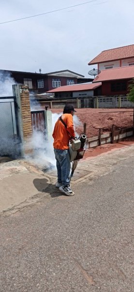 กองสาธารณสุขและสิ่งแวดล้อม เทศบาลตำบลปักธงชัย ออกพ่นหมอกควัน เพื่อกำจัดยุงลายพาหะนำโรคไข้เลือดออกให้กับประชาชนในพื้นที่