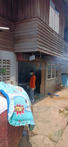 กองสาธารณสุขและสิ่งแวดล้อม เทศบาลตำบลปักธงชัย ออกพ่นหมอกควัน เพื่อกำจัดยุงลายพาหะนำโรคไข้เลือดออกให้กับประชาชนในพื้นที่