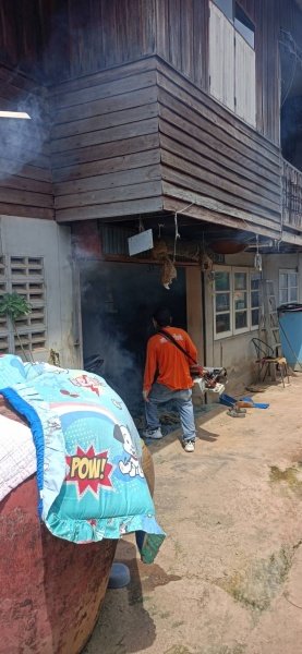 กองสาธารณสุขและสิ่งแวดล้อม เทศบาลตำบลปักธงชัย ออกพ่นหมอกควัน เพื่อกำจัดยุงลายพาหะนำโรคไข้เลือดออกให้กับประชาชนในพื้นที่