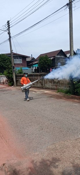 กองสาธารณสุขและสิ่งแวดล้อม เทศบาลตำบลปักธงชัย ออกพ่นหมอกควัน เพื่อกำจัดยุงลายพาหะนำโรคไข้เลือดออกให้กับประชาชนในพื้นที่