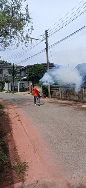 กองสาธารณสุขและสิ่งแวดล้อม เทศบาลตำบลปักธงชัย ออกพ่นหมอกควัน เพื่อกำจัดยุงลายพาหะนำโรคไข้เลือดออกให้กับประชาชนในพื้นที่
