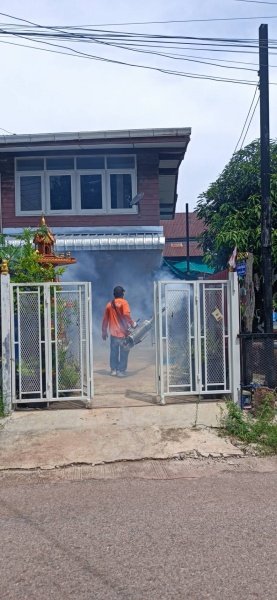 กองสาธารณสุขและสิ่งแวดล้อม เทศบาลตำบลปักธงชัย ออกพ่นหมอกควัน เพื่อกำจัดยุงลายพาหะนำโรคไข้เลือดออกให้กับประชาชนในพื้นที่