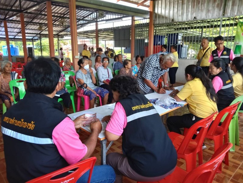 เทศบาลตำบลปักธงชัยออกบริการจ่ายเบี้ยยังชีพและบริการเก็บคค่าธรรมเนียมการเก็บขนขยะ ในเขตพื้นที่เทศบาลตำบลปักธงชัย