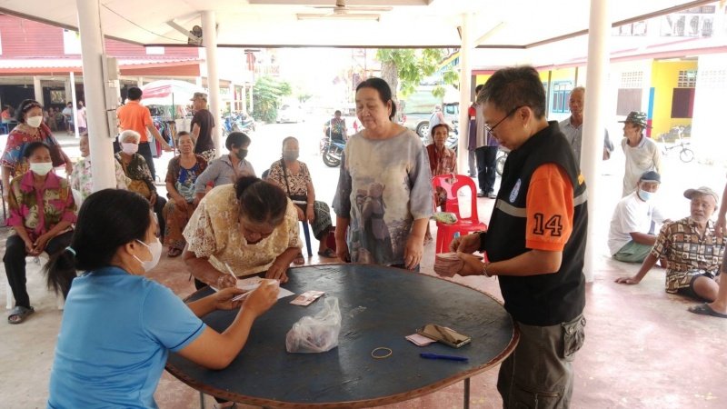 งานพัฒนาชุมชน สำนักปลัดเทศบาล และ กองสาธารณสุขและสิ่งแวดล้อม เทศบาลตำบลปักธงชัย ออกหน่วยบริการเคลื่อนที่จ่ายเบี้ยยังชีพและบริการจัดเก็บค่าบริการเก็บขนขยะ