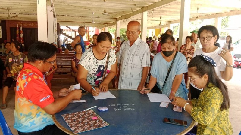 งานพัฒนาชุมชน สำนักปลัดเทศบาล และ กองสาธารณสุขและสิ่งแวดล้อม เทศบาลตำบลปักธงชัย ออกหน่วยบริการเคลื่อนที่จ่ายเบี้ยยังชีพและบริการจัดเก็บค่าบริการเก็บขนขยะ