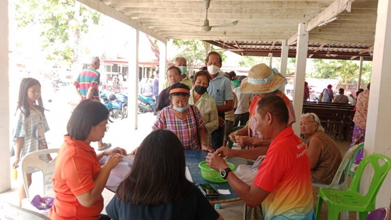 งานพัฒนาชุมชน สำนักปลัดเทศบาล และ กองสาธารณสุขและสิ่งแวดล้อม เทศบาลตำบลปักธงชัย ออกหน่วยบริการเคลื่อนที่จ่ายเบี้ยยังชีพและบริการจัดเก็บค่าบริการเก็บขนขยะ