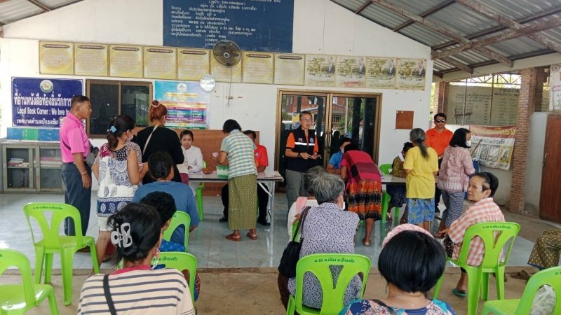 งานพัฒนาชุมชน สำนักปลัดเทศบาล และ กองสาธารณสุขและสิ่งแวดล้อม เทศบาลตำบลปักธงชัย ออกหน่วยบริการเคลื่อนที่จ่ายเบี้ยยังชีพและบริการจัดเก็บค่าบริการเก็บขนขยะ