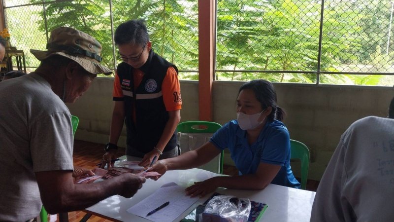 งานพัฒนาชุมชน สำนักปลัดเทศบาล และ กองสาธารณสุขและสิ่งแวดล้อม เทศบาลตำบลปักธงชัย ออกหน่วยบริการเคลื่อนที่จ่ายเบี้ยยังชีพและบริการจัดเก็บค่าบริการเก็บขนขยะ