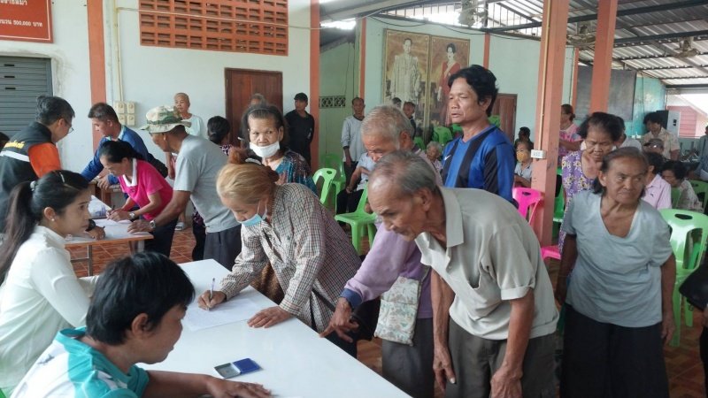 งานพัฒนาชุมชน สำนักปลัดเทศบาล และ กองสาธารณสุขและสิ่งแวดล้อม เทศบาลตำบลปักธงชัย ออกหน่วยบริการเคลื่อนที่จ่ายเบี้ยยังชีพและบริการจัดเก็บค่าบริการเก็บขนขยะ