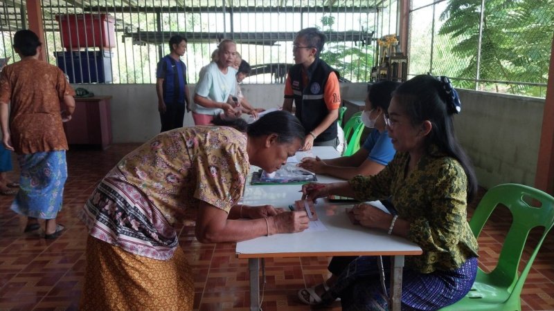 งานพัฒนาชุมชน สำนักปลัดเทศบาล และ กองสาธารณสุขและสิ่งแวดล้อม เทศบาลตำบลปักธงชัย ออกหน่วยบริการเคลื่อนที่จ่ายเบี้ยยังชีพและบริการจัดเก็บค่าบริการเก็บขนขยะ