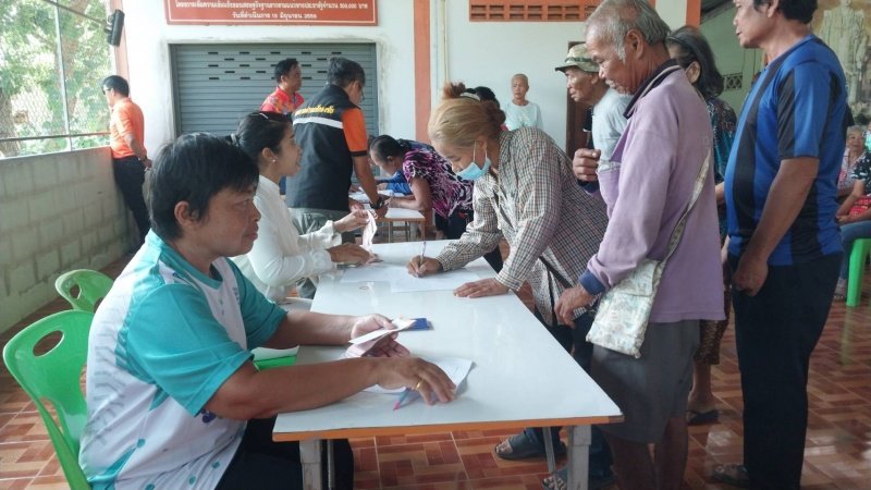 งานพัฒนาชุมชน สำนักปลัดเทศบาล และ กองสาธารณสุขและสิ่งแวดล้อม เทศบาลตำบลปักธงชัย ออกหน่วยบริการเคลื่อนที่จ่ายเบี้ยยังชีพและบริการจัดเก็บค่าบริการเก็บขนขยะ