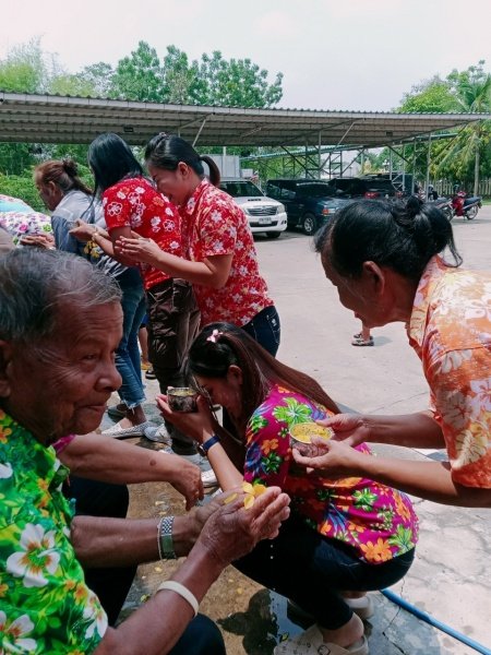 วันที่ 11 เมษายน 2567 เทศบาลตำบลปักธงชัย ได้จัดกิจกรรมรดน้ำดำหัว เพื่อเป็นการแสดงออกถึงความกตัญญูกตเวทีของผู้น้อยและขอขมาลาโทษที่ผู้น้อยอาจเคยล่วงเกินผู้ใหญ่ อีกทั้งเป็นการขอพรเพื่อความเป็นสิริมงคล ณ หอประชุมเทศบาลตำบลปักธงชัย