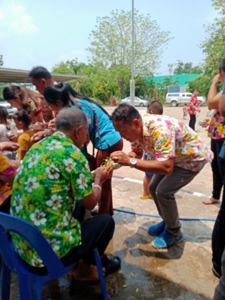 วันที่ 11 เมษายน 2567 เทศบาลตำบลปักธงชัย ได้จัดกิจกรรมรดน้ำดำหัว เพื่อเป็นการแสดงออกถึงความกตัญญูกตเวทีของผู้น้อยและขอขมาลาโทษที่ผู้น้อยอาจเคยล่วงเกินผู้ใหญ่ อีกทั้งเป็นการขอพรเพื่อความเป็นสิริมงคล ณ หอประชุมเทศบาลตำบลปักธงชัย