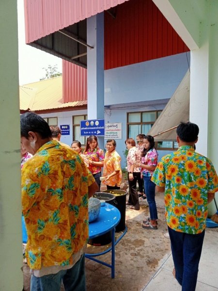 วันที่ 11 เมษายน 2567 เทศบาลตำบลปักธงชัย ได้จัดกิจกรรมรดน้ำดำหัว เพื่อเป็นการแสดงออกถึงความกตัญญูกตเวทีของผู้น้อยและขอขมาลาโทษที่ผู้น้อยอาจเคยล่วงเกินผู้ใหญ่ อีกทั้งเป็นการขอพรเพื่อความเป็นสิริมงคล ณ หอประชุมเทศบาลตำบลปักธงชัย