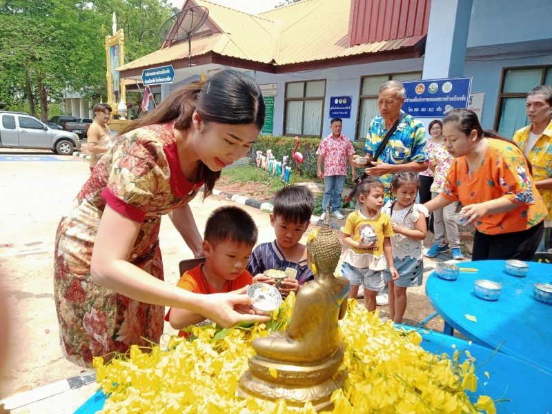 วันที่ 11 เมษายน 2567 เทศบาลตำบลปักธงชัย ได้จัดกิจกรรมรดน้ำดำหัว เพื่อเป็นการแสดงออกถึงความกตัญญูกตเวทีของผู้น้อยและขอขมาลาโทษที่ผู้น้อยอาจเคยล่วงเกินผู้ใหญ่ อีกทั้งเป็นการขอพรเพื่อความเป็นสิริมงคล ณ หอประชุมเทศบาลตำบลปักธงชัย