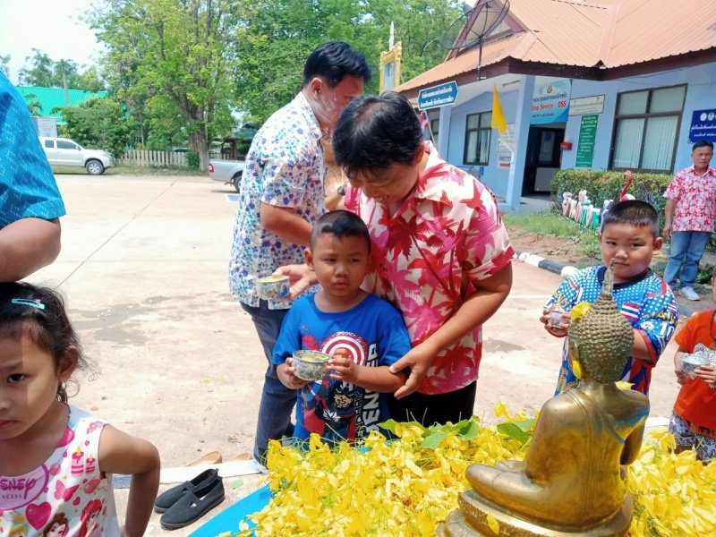 วันที่ 11 เมษายน 2567 เทศบาลตำบลปักธงชัย ได้จัดกิจกรรมรดน้ำดำหัว เพื่อเป็นการแสดงออกถึงความกตัญญูกตเวทีของผู้น้อยและขอขมาลาโทษที่ผู้น้อยอาจเคยล่วงเกินผู้ใหญ่ อีกทั้งเป็นการขอพรเพื่อความเป็นสิริมงคล ณ หอประชุมเทศบาลตำบลปักธงชัย