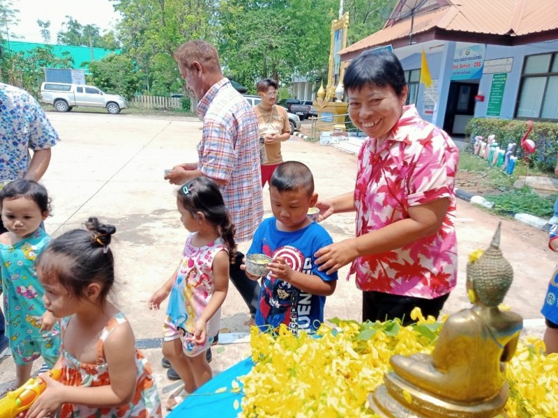 วันที่ 11 เมษายน 2567 เทศบาลตำบลปักธงชัย ได้จัดกิจกรรมรดน้ำดำหัว เพื่อเป็นการแสดงออกถึงความกตัญญูกตเวทีของผู้น้อยและขอขมาลาโทษที่ผู้น้อยอาจเคยล่วงเกินผู้ใหญ่ อีกทั้งเป็นการขอพรเพื่อความเป็นสิริมงคล ณ หอประชุมเทศบาลตำบลปักธงชัย