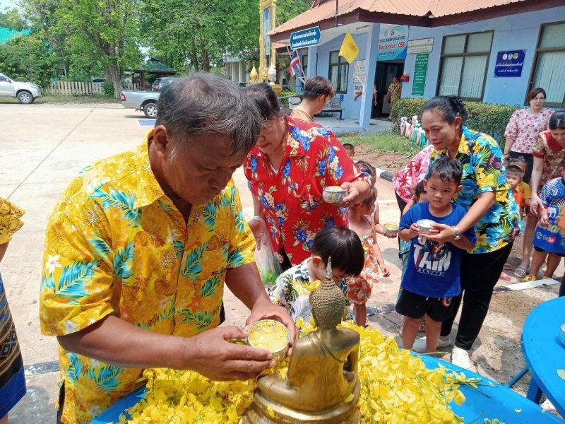 วันที่ 11 เมษายน 2567 เทศบาลตำบลปักธงชัย ได้จัดกิจกรรมรดน้ำดำหัว เพื่อเป็นการแสดงออกถึงความกตัญญูกตเวทีของผู้น้อยและขอขมาลาโทษที่ผู้น้อยอาจเคยล่วงเกินผู้ใหญ่ อีกทั้งเป็นการขอพรเพื่อความเป็นสิริมงคล ณ หอประชุมเทศบาลตำบลปักธงชัย