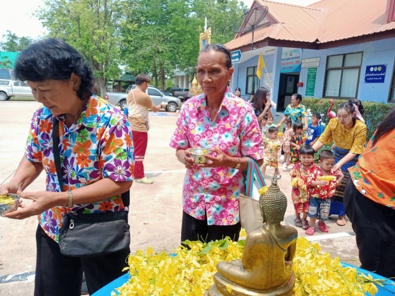 วันที่ 11 เมษายน 2567 เทศบาลตำบลปักธงชัย ได้จัดกิจกรรมรดน้ำดำหัว เพื่อเป็นการแสดงออกถึงความกตัญญูกตเวทีของผู้น้อยและขอขมาลาโทษที่ผู้น้อยอาจเคยล่วงเกินผู้ใหญ่ อีกทั้งเป็นการขอพรเพื่อความเป็นสิริมงคล ณ หอประชุมเทศบาลตำบลปักธงชัย