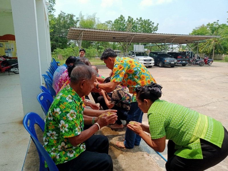 วันที่ 11 เมษายน 2567 เทศบาลตำบลปักธงชัย ได้จัดกิจกรรมรดน้ำดำหัว เพื่อเป็นการแสดงออกถึงความกตัญญูกตเวทีของผู้น้อยและขอขมาลาโทษที่ผู้น้อยอาจเคยล่วงเกินผู้ใหญ่ อีกทั้งเป็นการขอพรเพื่อความเป็นสิริมงคล ณ หอประชุมเทศบาลตำบลปักธงชัย