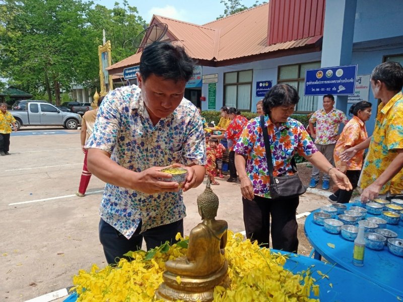 วันที่ 11 เมษายน 2567 เทศบาลตำบลปักธงชัย ได้จัดกิจกรรมรดน้ำดำหัว เพื่อเป็นการแสดงออกถึงความกตัญญูกตเวทีของผู้น้อยและขอขมาลาโทษที่ผู้น้อยอาจเคยล่วงเกินผู้ใหญ่ อีกทั้งเป็นการขอพรเพื่อความเป็นสิริมงคล ณ หอประชุมเทศบาลตำบลปักธงชัย