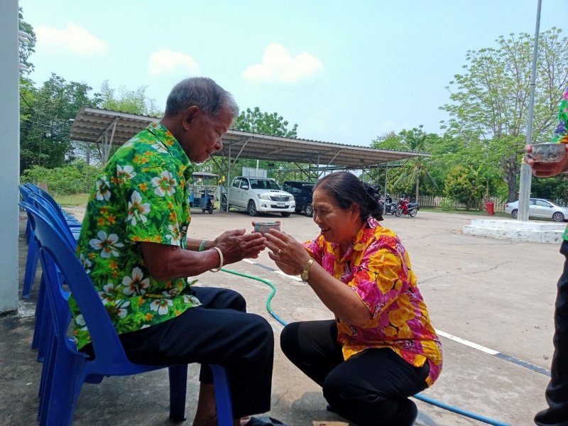 วันที่ 11 เมษายน 2567 เทศบาลตำบลปักธงชัย ได้จัดกิจกรรมรดน้ำดำหัว เพื่อเป็นการแสดงออกถึงความกตัญญูกตเวทีของผู้น้อยและขอขมาลาโทษที่ผู้น้อยอาจเคยล่วงเกินผู้ใหญ่ อีกทั้งเป็นการขอพรเพื่อความเป็นสิริมงคล ณ หอประชุมเทศบาลตำบลปักธงชัย