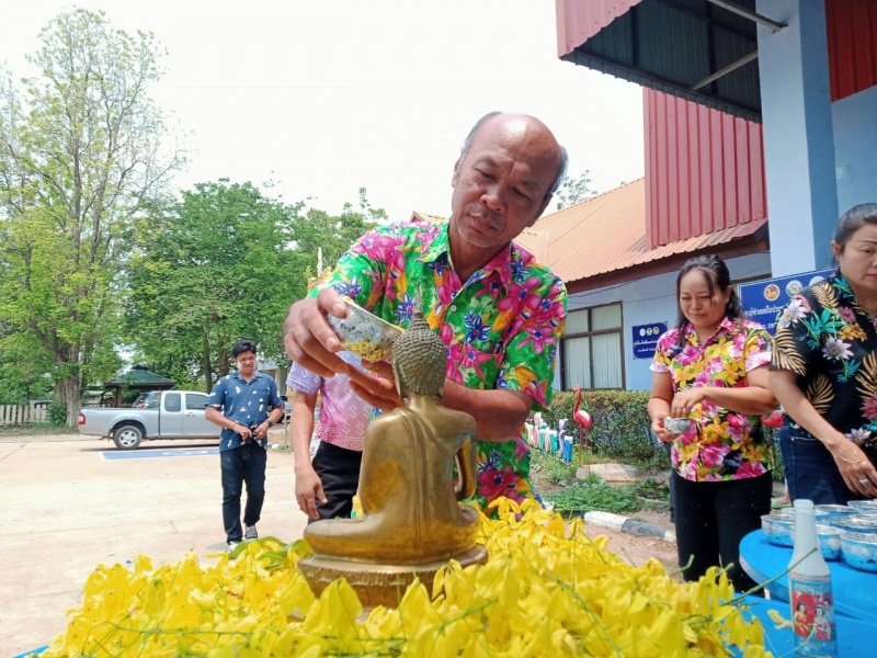 วันที่ 11 เมษายน 2567 เทศบาลตำบลปักธงชัย ได้จัดกิจกรรมรดน้ำดำหัว เพื่อเป็นการแสดงออกถึงความกตัญญูกตเวทีของผู้น้อยและขอขมาลาโทษที่ผู้น้อยอาจเคยล่วงเกินผู้ใหญ่ อีกทั้งเป็นการขอพรเพื่อความเป็นสิริมงคล ณ หอประชุมเทศบาลตำบลปักธงชัย