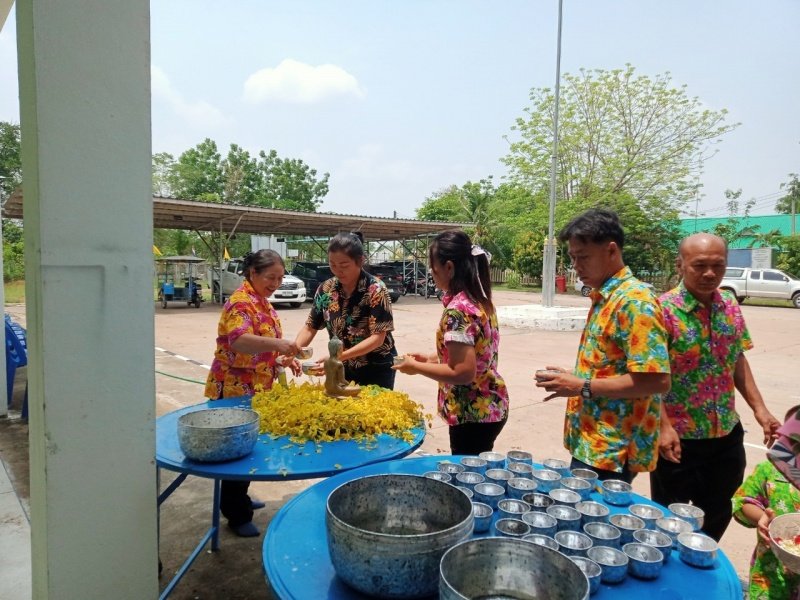 วันที่ 11 เมษายน 2567 เทศบาลตำบลปักธงชัย ได้จัดกิจกรรมรดน้ำดำหัว เพื่อเป็นการแสดงออกถึงความกตัญญูกตเวทีของผู้น้อยและขอขมาลาโทษที่ผู้น้อยอาจเคยล่วงเกินผู้ใหญ่ อีกทั้งเป็นการขอพรเพื่อความเป็นสิริมงคล ณ หอประชุมเทศบาลตำบลปักธงชัย