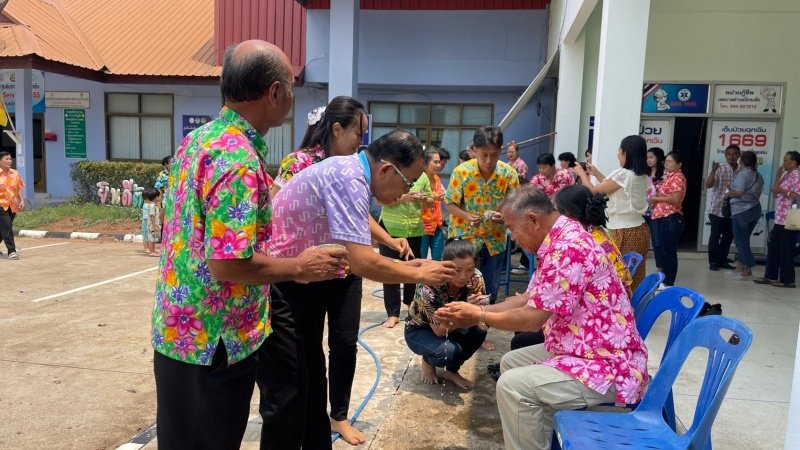 วันที่ 11 เมษายน 2567 เทศบาลตำบลปักธงชัย ได้จัดกิจกรรมรดน้ำดำหัว เพื่อเป็นการแสดงออกถึงความกตัญญูกตเวทีของผู้น้อยและขอขมาลาโทษที่ผู้น้อยอาจเคยล่วงเกินผู้ใหญ่ อีกทั้งเป็นการขอพรเพื่อความเป็นสิริมงคล ณ หอประชุมเทศบาลตำบลปักธงชัย