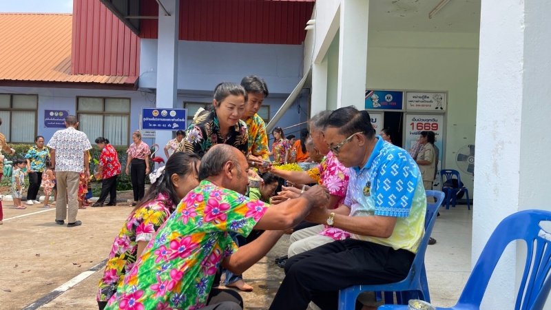 วันที่ 11 เมษายน 2567 เทศบาลตำบลปักธงชัย ได้จัดกิจกรรมรดน้ำดำหัว เพื่อเป็นการแสดงออกถึงความกตัญญูกตเวทีของผู้น้อยและขอขมาลาโทษที่ผู้น้อยอาจเคยล่วงเกินผู้ใหญ่ อีกทั้งเป็นการขอพรเพื่อความเป็นสิริมงคล ณ หอประชุมเทศบาลตำบลปักธงชัย